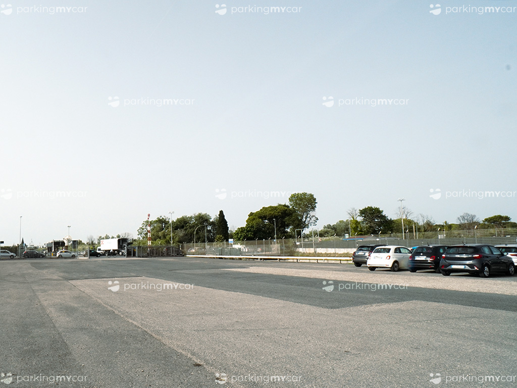 Air Bus Parking - Aeroporto Roma Fiumicino Posti auto scoperti Air Bus Parking - Aeroporto Roma Fiumicino