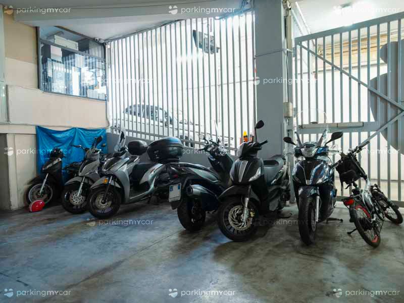 Garage Metro 82 - Porto Napoli Posti riserveti per moto e scooter Garage Metro 82 - Porto Napoli