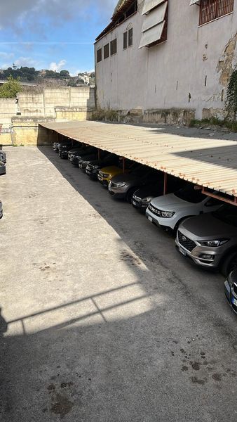 Autorimessa Materdei - Napoli centro città Vista dall'alto di parcheggi sotto tettoia