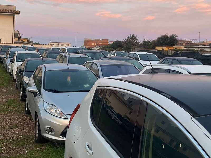 Gate 23 Parking - Aeroporto Fiumicino Auto parcheggiate Gate 23 Parking - Aeroporto Fiumicino